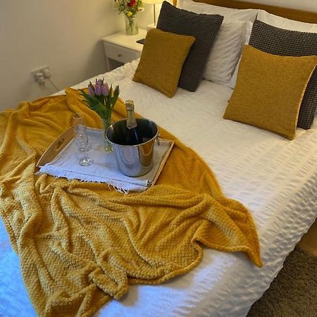 Guest Bedroom With King Size Bed In Brixton 런던 외부 사진