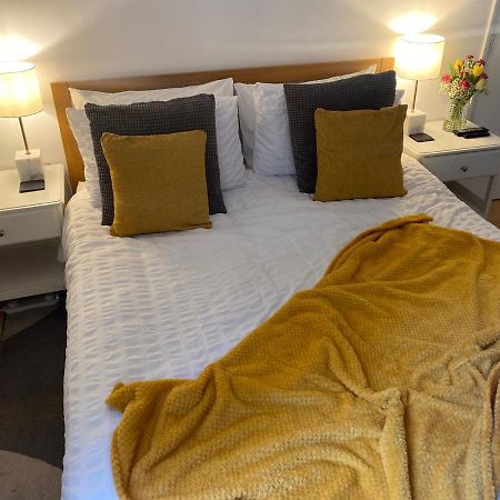 Guest Bedroom With King Size Bed In Brixton 런던 외부 사진