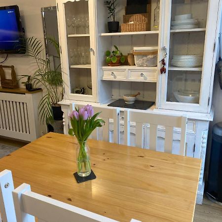 Guest Bedroom With King Size Bed In Brixton 런던 외부 사진