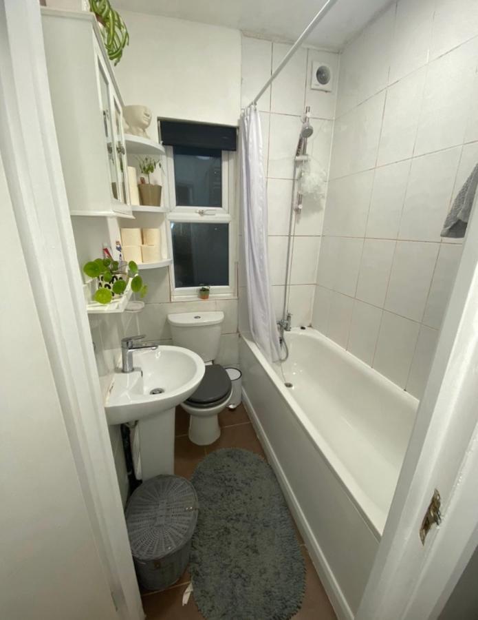 Guest Bedroom With King Size Bed In Brixton 런던 외부 사진