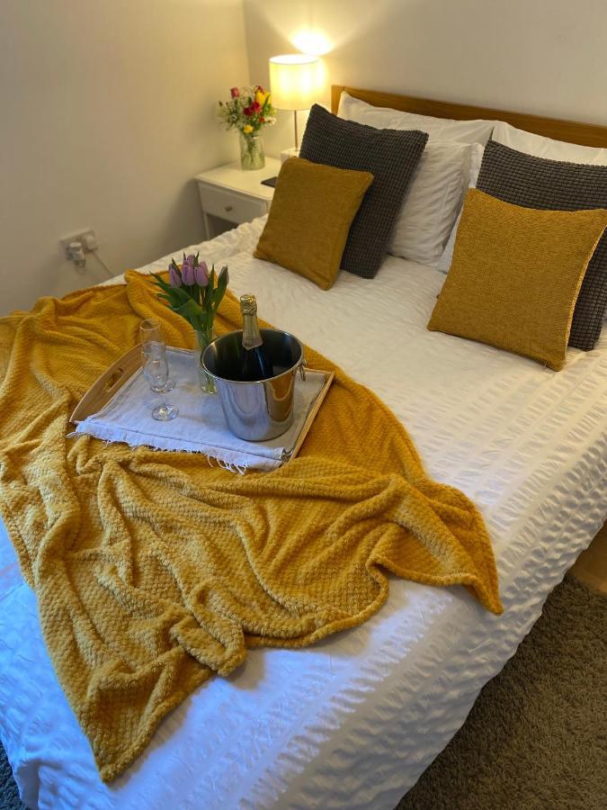 Guest Bedroom With King Size Bed In Brixton 런던 외부 사진